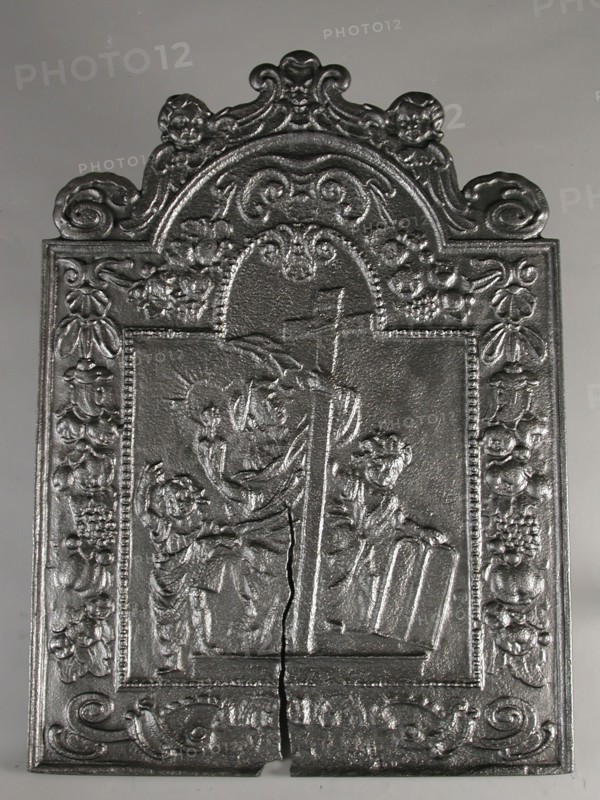 Fireback woman with cross and lamp, the Faith, hob plate cast iron, cast Rectangular with arch at the top. On top of two putti