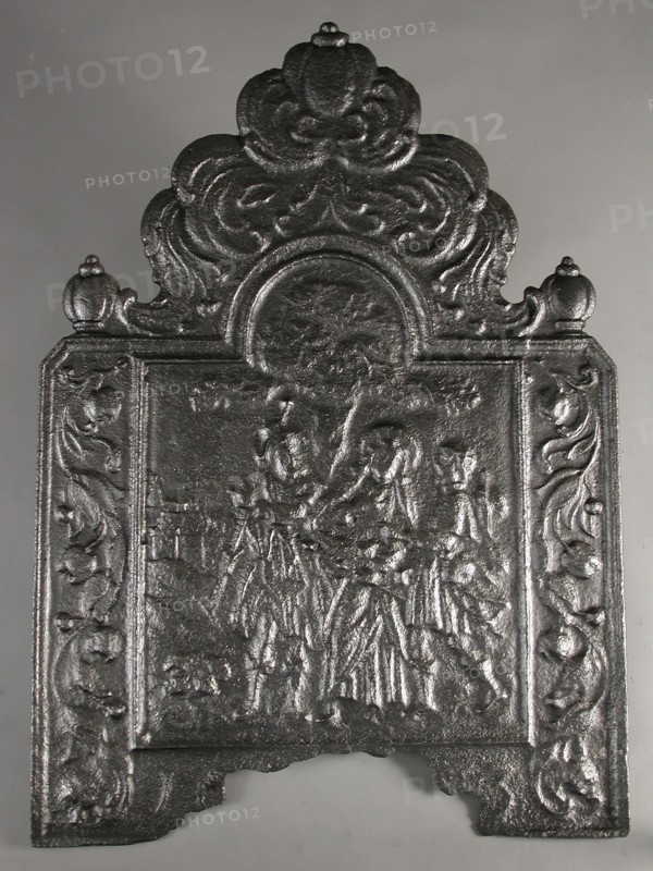 Fireback biblical performance Emmaus goers, hob cast iron, cast Rectangular bow at the top. On top of large ball leaf decoration