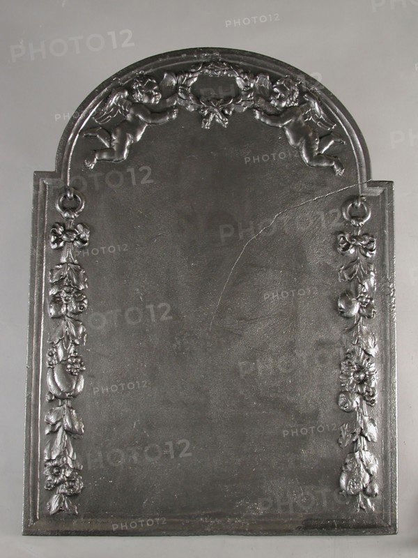 Fireback with garlands and putti, without show, fire place, Rectangular arch at the top. At the top two putti holding laurel
