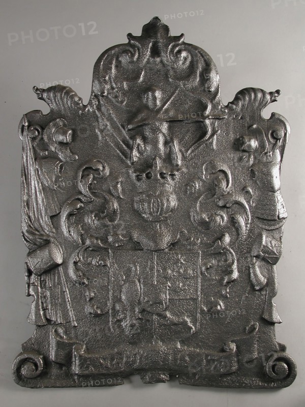 Fireback with crowned coat of arms, centaur and ribbon with date 1647, fire place, cast Rectangular with volutes on the corners