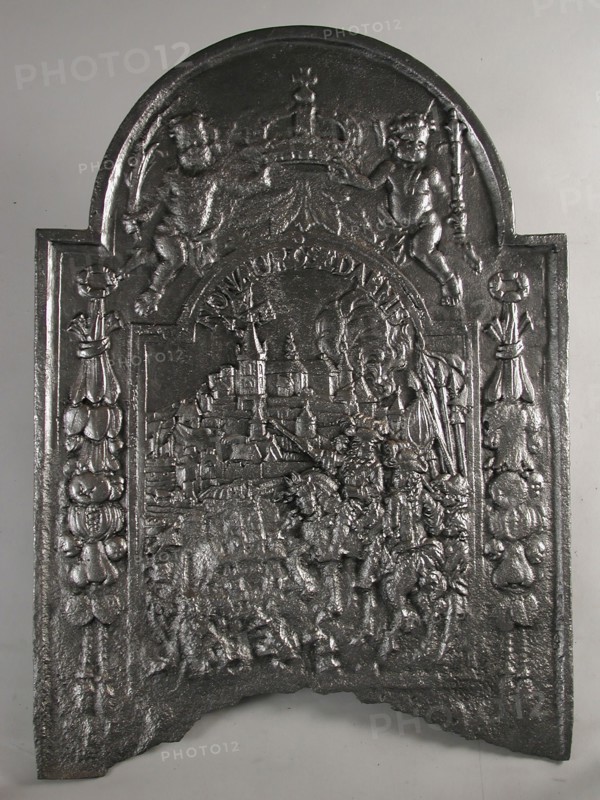 Fireback two horsemen point to burning city, text: Non Auro Sed Armis, hob plate cast iron, cast Rectangular bow at the top.