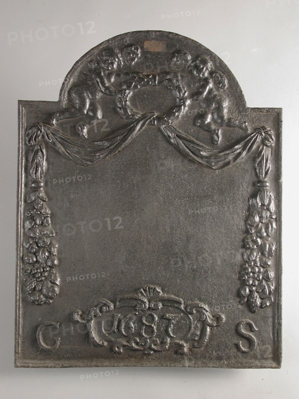 Fireback with garlands and putti, year 1687 and C S, hob plate cast iron, cast Rectangular with arch at the top.