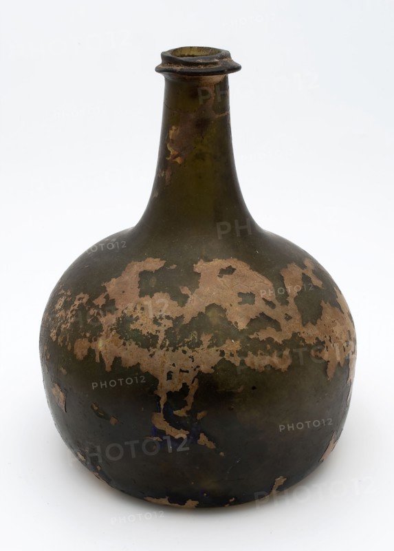 Belly (bell or hammer) bottle, belly bottle bottle holder soil find glass, free blown and shaped glass application Circular
