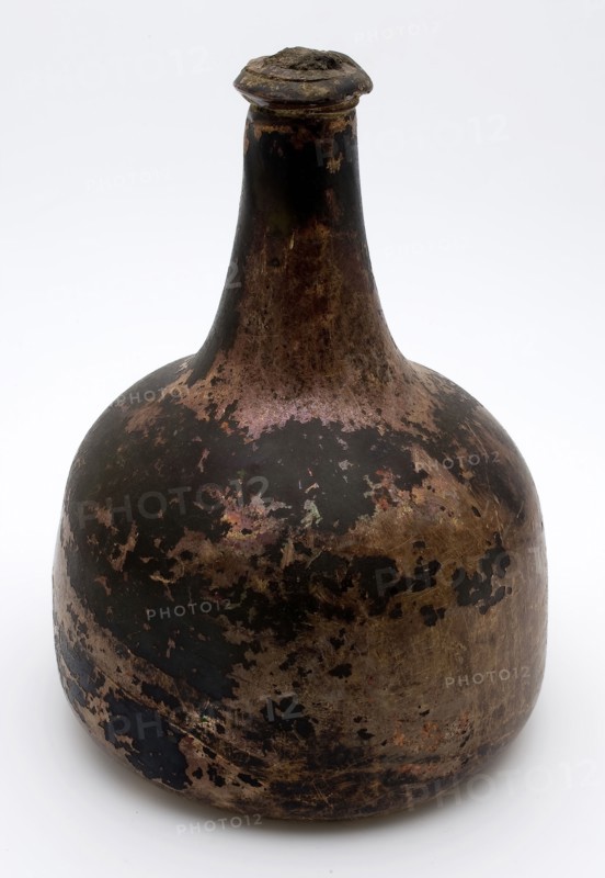 Belly bottle, belly bottle bottle holder soil find glass, raised bottom Body with almost vertically ascending wall
