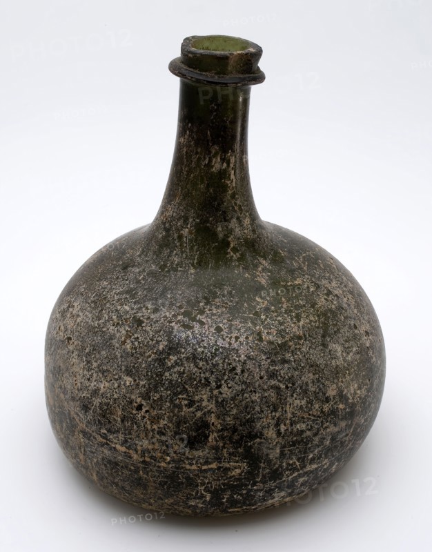 Belly bottle, onion, belly bottle bottle holder soil find glass, free blown and shaped glass application Circular bottle