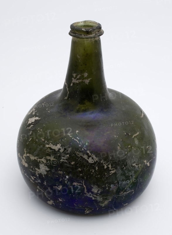 Belly bottle, belly bottle bottle holder soil find glass, bottom in which crack and triangular hole Body with convex ascending