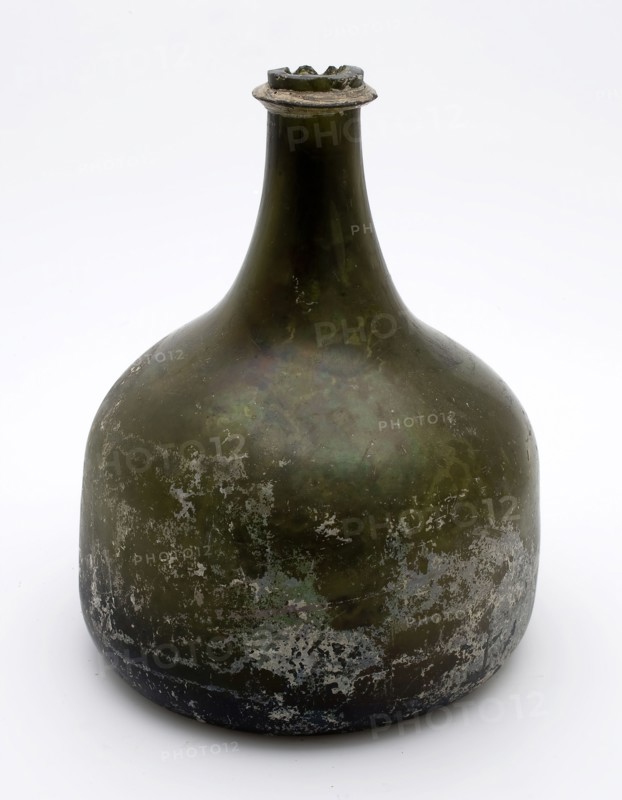 Belly bottle, belly bottle bottle holder soil find glass, free blown glass application Rondbuikige bottle of green glass