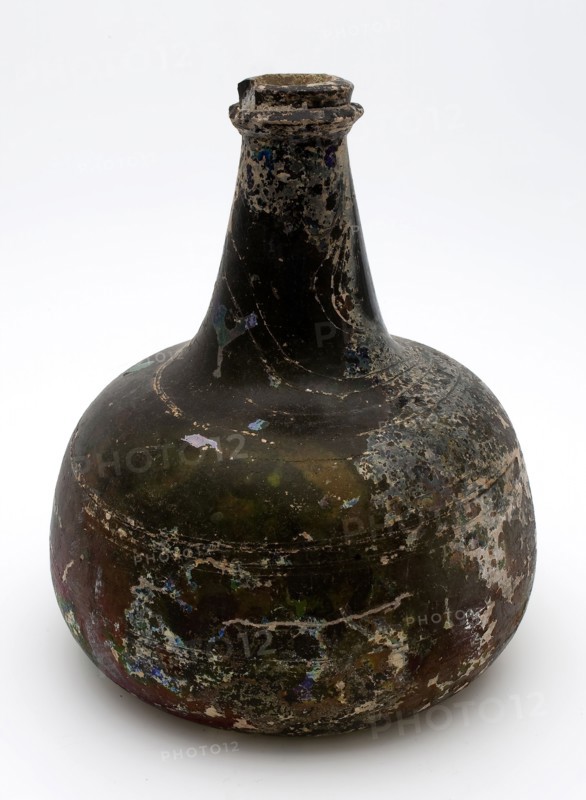 Belly bottle in olive green glass, affected and irridescent, wine bottle abdominal bottle bottle holder soil find glass, free