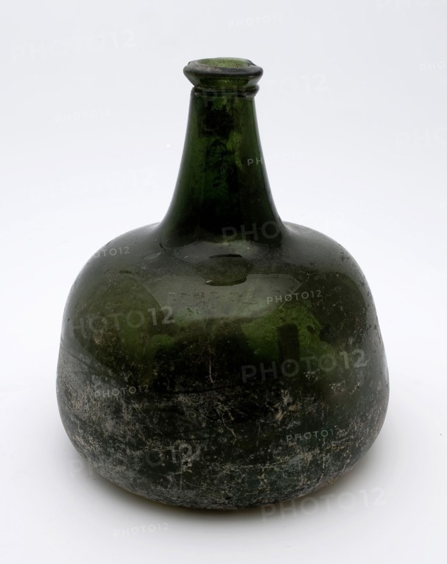 Belly bottle, hammer bottle, bottle holder soil found glass, raised bottom Body with straight inward bending ascending wall