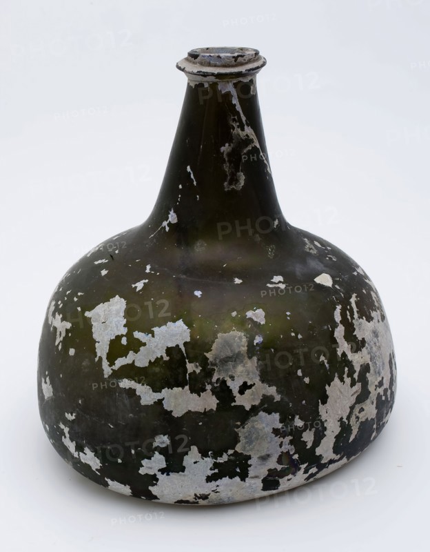 Belly bottle, belly bottle bottle holder soil find glass, bottom Inwardly bending body to convex shoulders and short rejuvenated