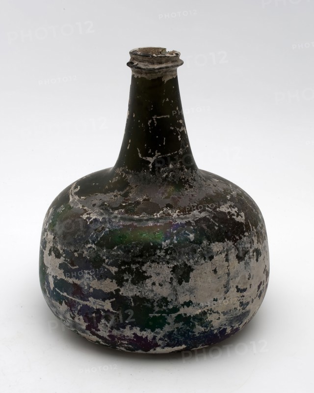Belly bottle, belly, belly bottle bottle holder soil find glass, free blown and shaped glass application Bulky bottle