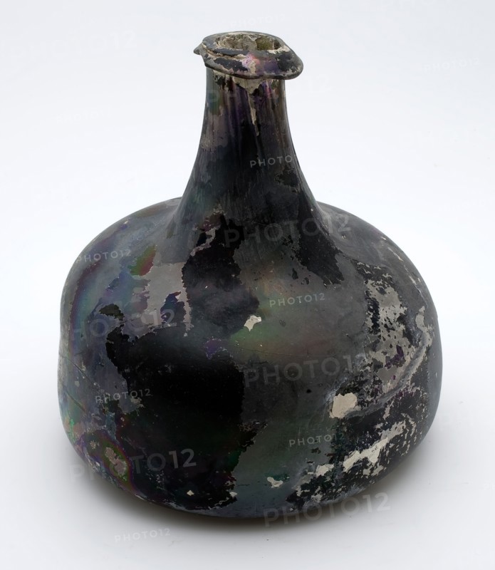 Belly bottle, hammer bottle, bottle holder bottomfound glass, free blown and shaped glass application Bulky bottle hammer bottle