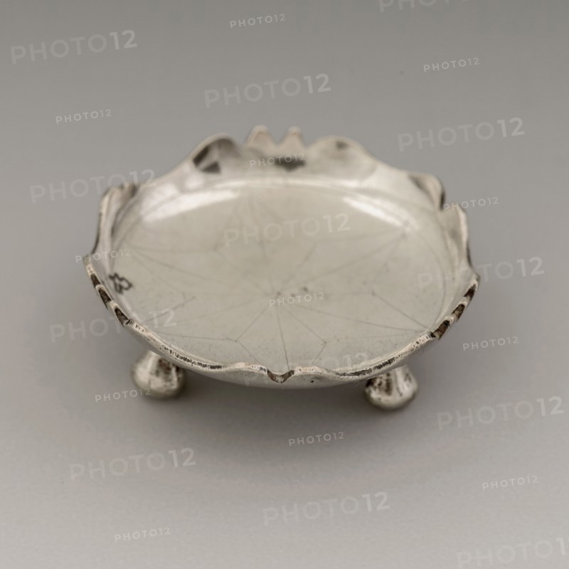 Silversmith: Frederik van Strant II, Round silver miniature dish with contoured edges standing on three button-shaped feet