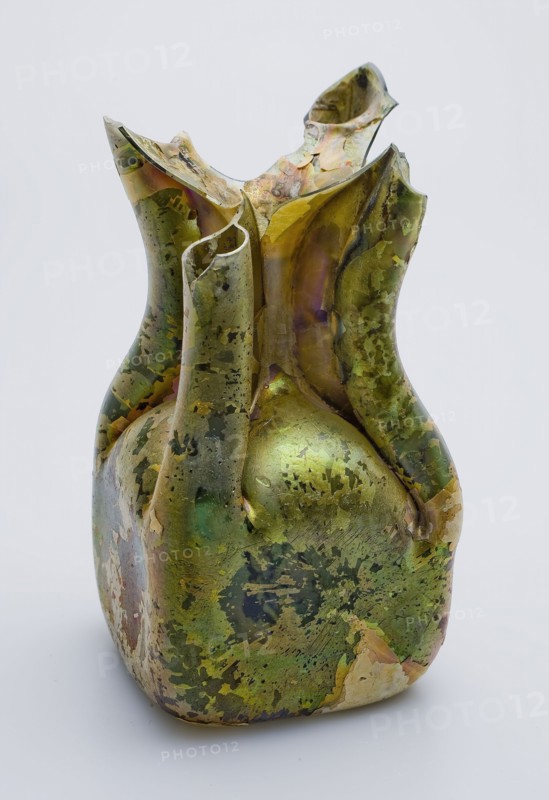 Fragment of 'kuttrolf', 'glückerflasche' or squeeze bottle, bottle holder bottomfound glass, free blown and formed Fragment