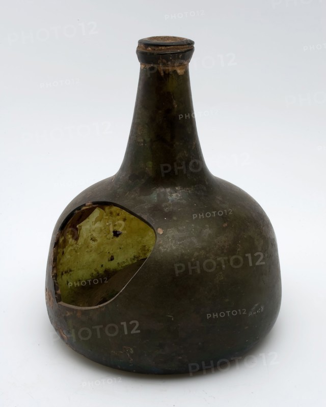 Belly green bottle, belly, belly bottle bottle holder soil find glass, free blown and shaped glass application Bulky bottle
