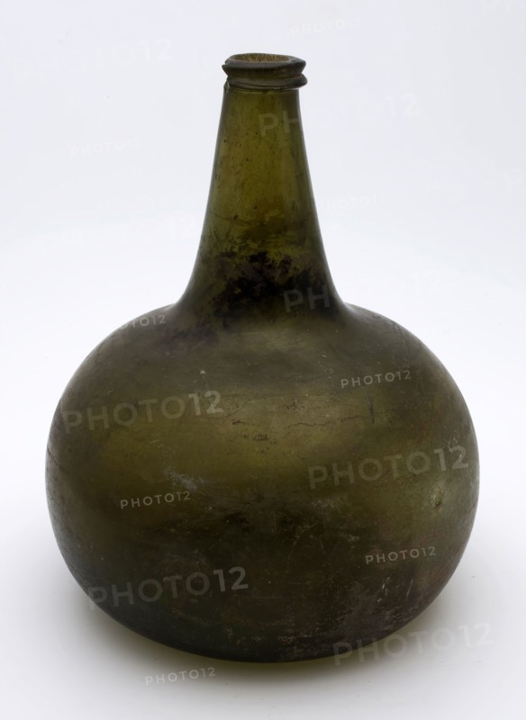 Belly bottle, onion, belly bottle bottle holder soil find glass, neck with imposed circumferential sharp glass thread, chip