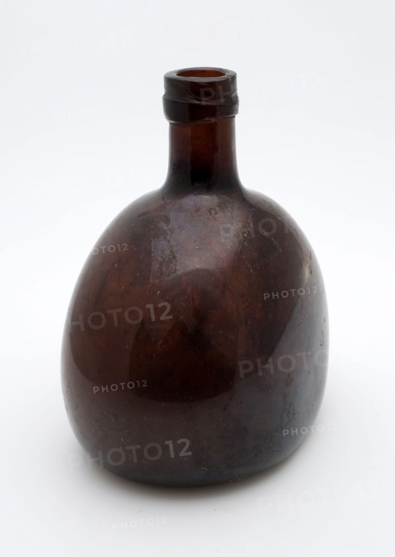 Flattened bell-shaped bottle, bottle holder bottomfound glass, free-blown and shaped glass application Flattened bottle-shaped