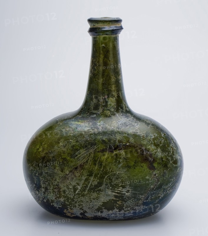 Small flattened bottle, 'clump bottle', wine bottle bottle holder soil find glass forest glass 15.4, free blown and shaped Small