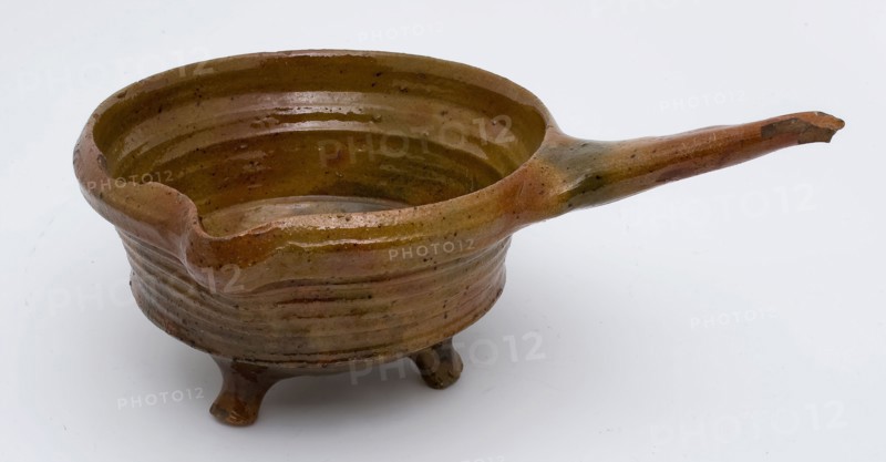 Pottery saucepan on three legs, cup-shaped with pouring clip and handle, saucepan pan crockery holder kitchen utensils
