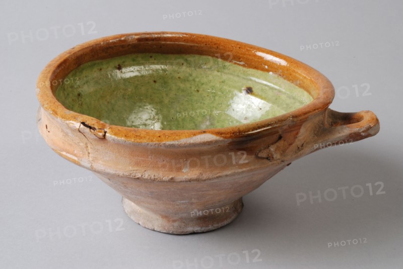 Earthenware bowl with sausage ear and pale green lead glaze on the inside, ear bowl bowl crockery holder earth discovery