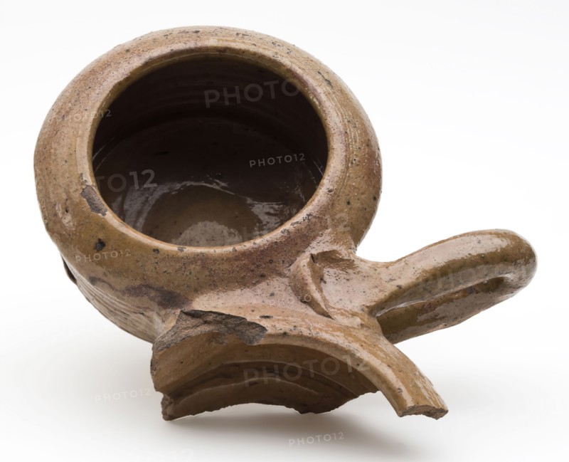 Earthenware twin bowl, inward-facing upper edge and elongated vertical sausage ear, bake crockery holder soil find ceramic