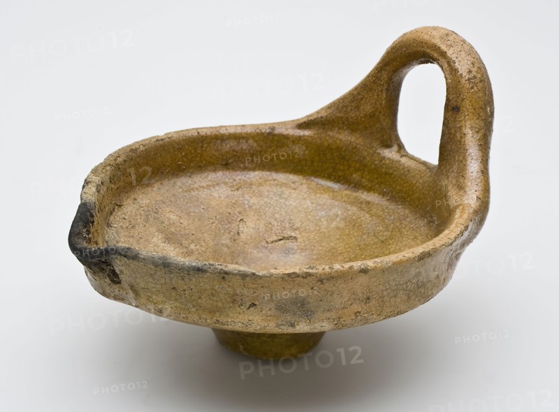 Fragment earthenware oil lamp, upper bowl with ear and pouring clip, oil lamp lamp lighting fixture soil find ceramic