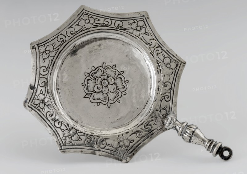 Silver miniature dish with handle and floral pattern, dish crockery holder dolls toy relaxing medium miniature model silver