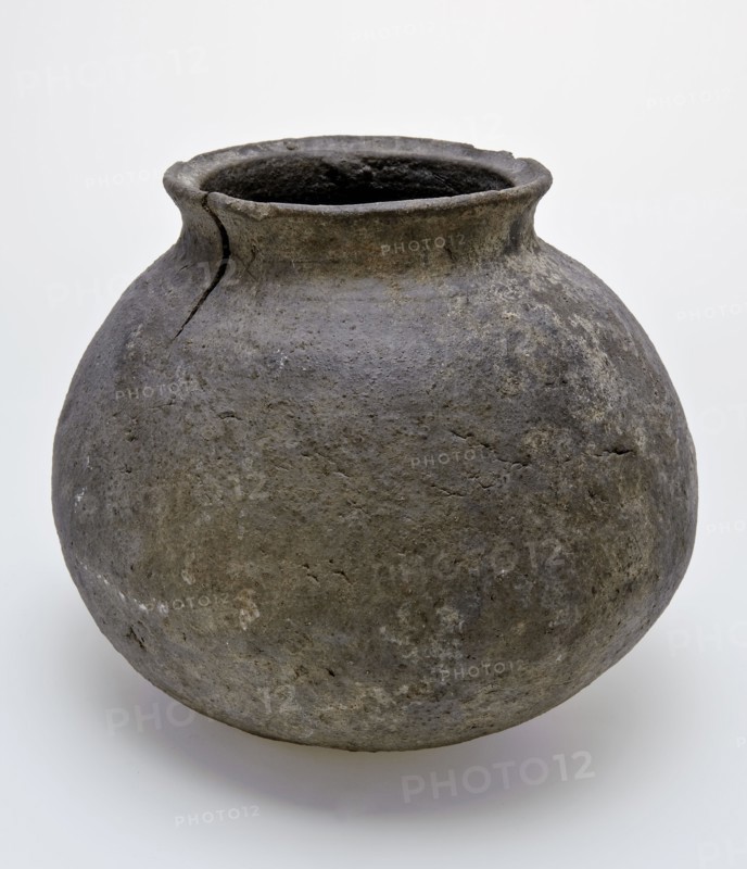 Earthenware ball pot with short neck, black gray, misbaksel with crack in the neck, ball pot pot holder soil find ceramic