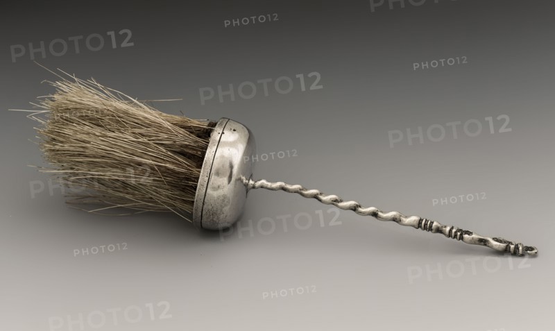 Silver miniature sweeper, sweeper doll toy miniature model toy silver, Round sweeper with long hair and long twisted