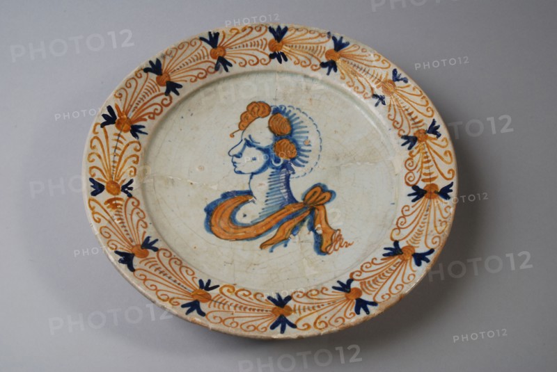 Majolica plate with portrait-busted man in Italian style, plate crockery holder soil find ceramic earthenware glaze tin glazing