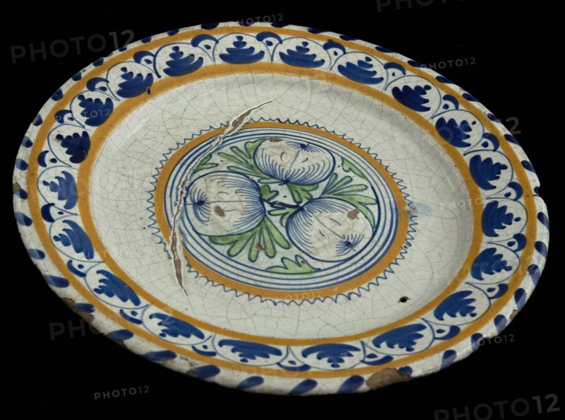 Majolica dish with an ornamental decor along the flag and three apples in the mirror, dish crockery holder soil find ceramic