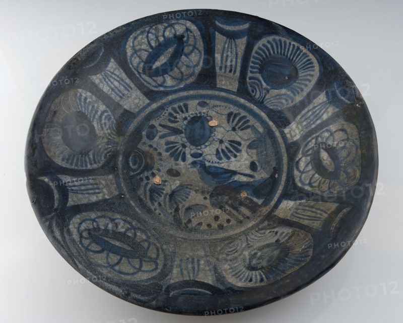 Majolica dish with Wanli decor in blue, bird in chinese garden, dish crockery holder soil find ceramic earthenware glaze tin