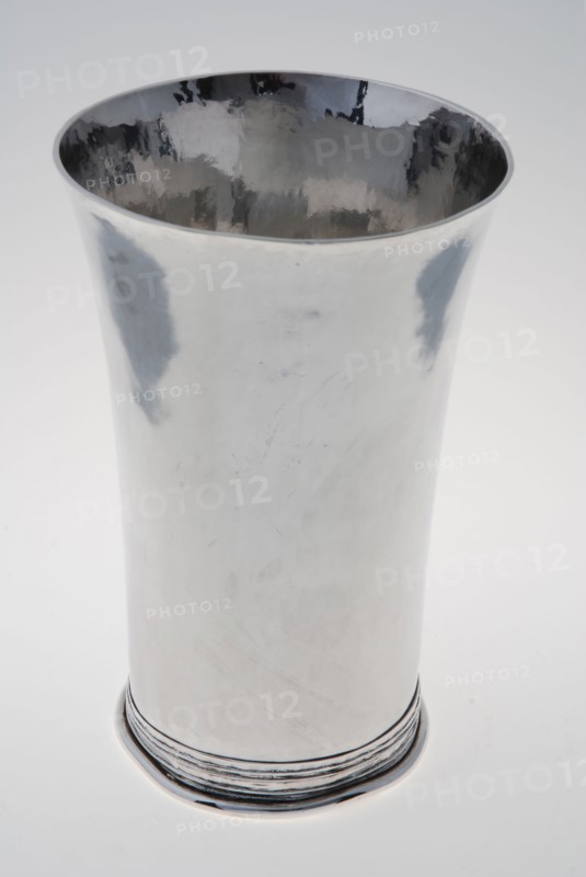 Johan Kaff (?), Smooth supper cup with profile edges above plinth, supper cup liturgical container holder silver, hammered