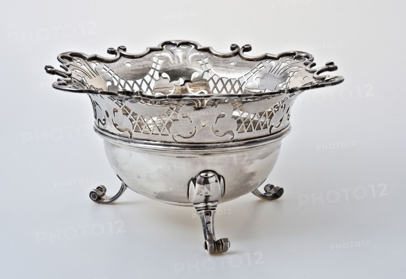 Silver pipe bowl on legs, smoking pipe stove smoking utensils silver, sawn cast Round chafing ring pivoting top edge on three