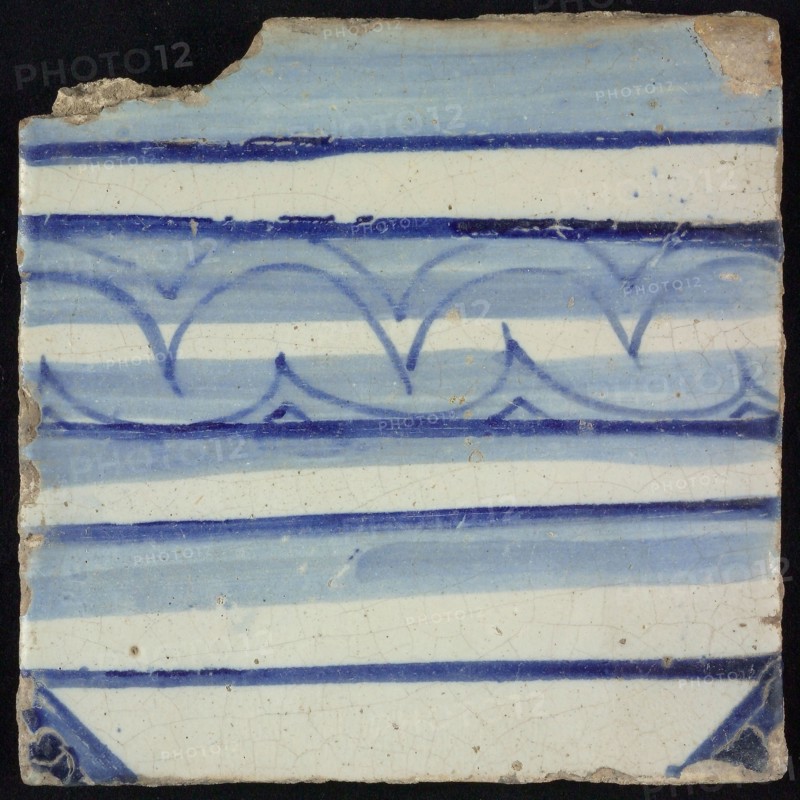 Tile of chimney pilaster, blue on white, blue horizontal band with wave motifs as an ornament, chimney pilaster tile pilaster