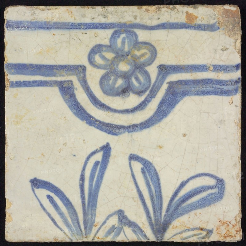 Tile of chimney pilaster, blue on white, horizontal edge with scallop and five-leaved flower, rosette, underneath two continuous