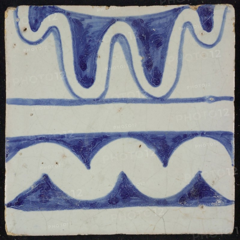 Tile of chimney pilaster, blue on white, horizontal blue border with white garland band in between, strongly slinging white band