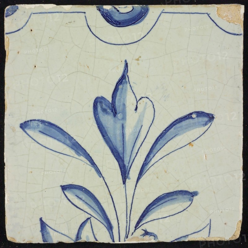 Tile of chimney pilaster, blue on white, top of branch with horizontal border with scallops above, chimney pilaster tile