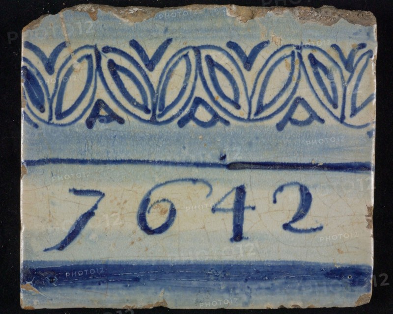 Tile of chimney pilaster, blue on white, between two blue shaded edges 1642, above edge with ornaments, chimney pilaster tile