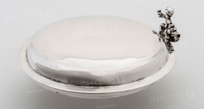 Silversmith: Jan van der Hoeven (?), Flat and round lid with narrow flat outer edge with Bacchus as thumb rest, lid closure part