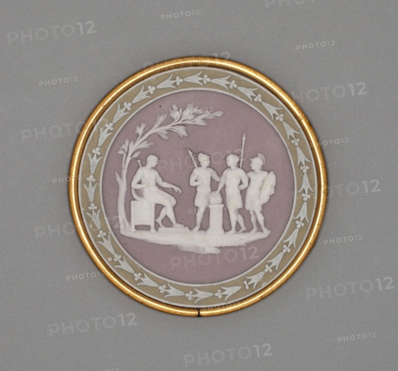 Medallion with Sacrifice, c. 1780, Wedgwood Manufactory, England, founded 1759, Burslem, Stoneware (jasperware), Diam. 5.6 cm (2 3/16 in.)
