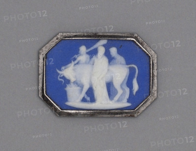 Cameo with Sacrifice of a Bull, Late 18th century, Wedgwood Manufactory, England, founded 1759, Burslem, Stoneware (jasperware), 1.7 × 2.5 cm (11/16 × 1 in.)