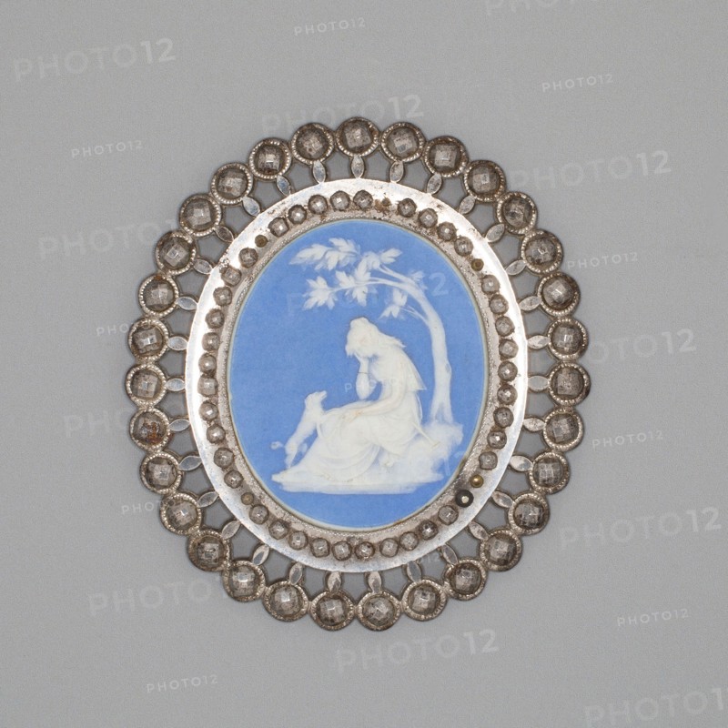 Medallion with Woman and Dog, Late 18th century, Wedgwood Manufactory, England, founded 1759, Burslem, Stoneware (jasperware), 7.8 × 7.0 × 0.8 cm (3 1/16 × 2 3/4 × 5/16 in.)