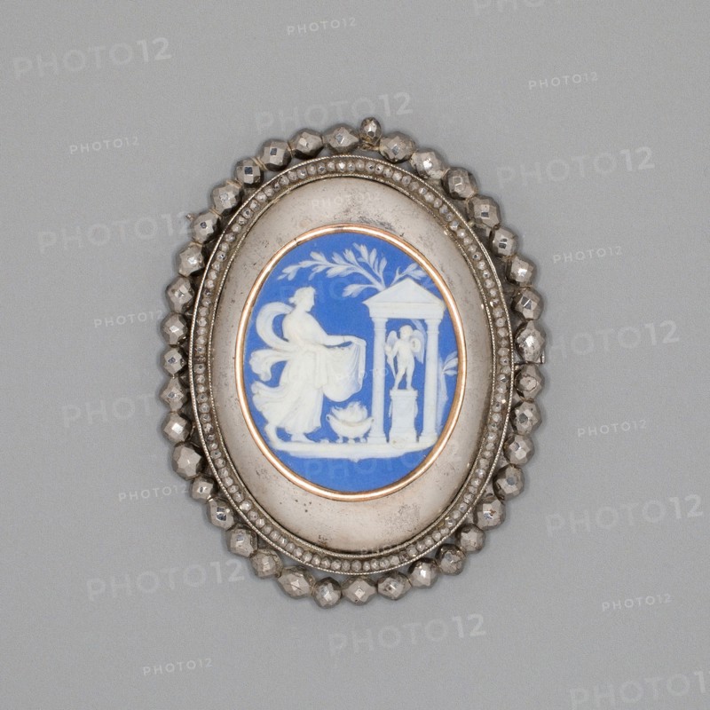 Medallion with Sacrifice to Hymen, Late 18th century, Wedgwood Manufactory, England, founded 1759, Burslem, Stoneware (jasperware), 7.3 × 5.9 × 1.1 cm (2 7/8 × 2 5/16 × 7/16 in.)