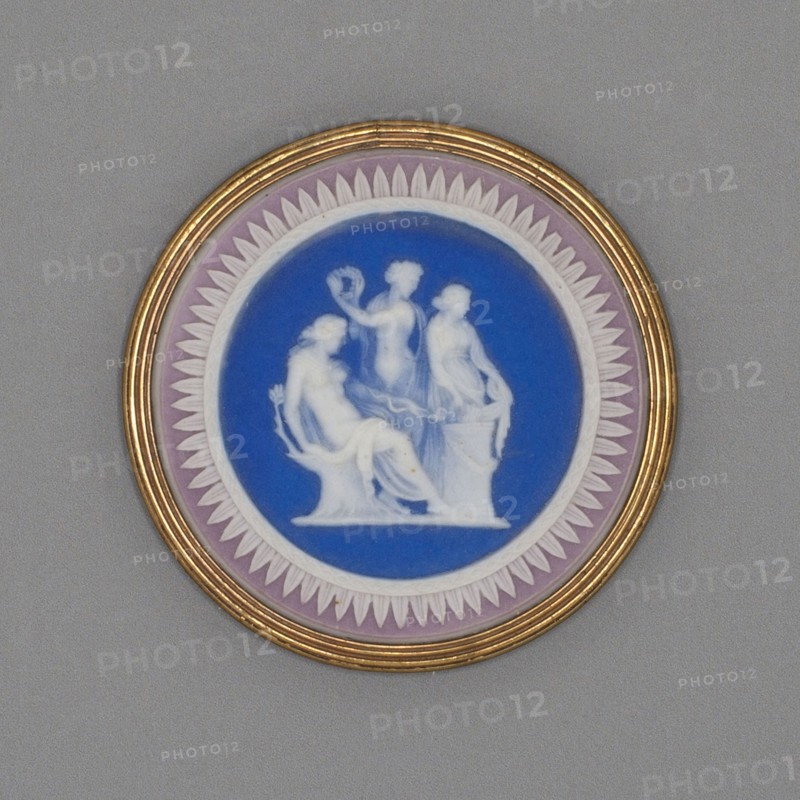 Medallion with Sacrifice to Hygieia, Late 18th century, Wedgwood Manufactory, England, founded 1759, Burslem, Stoneware (jasperware), Diam. 4.1 cm (1 5/8 in.)