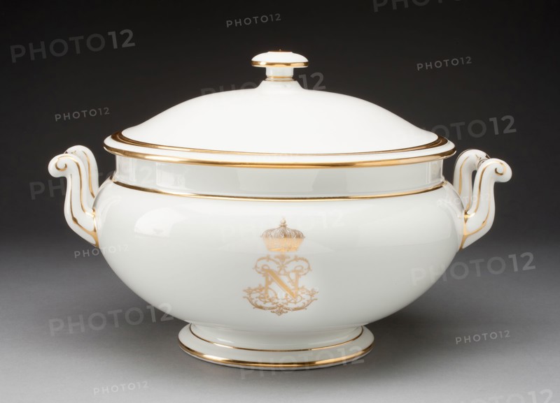 Tureen, 1861/64, Sèvres Porcelain Manufactory, French, founded 1740, Sèvres, Hard-paste porcelain and gilding, H. 21.6 cm (8 1/2 in.), diam. 25.4 cm (10 in.)