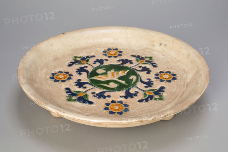Tripod Dish with Flying Goose, Stylized Flowers and Vines, Tang dynasty (618–907), China, Slip-coated earthenware with three-color (sancai) lead glazes and underglaze mold-impressed decoration, H. 6.5 cm (2 9/16 in.), diam. 29.3 cm (11 9/16 in.)