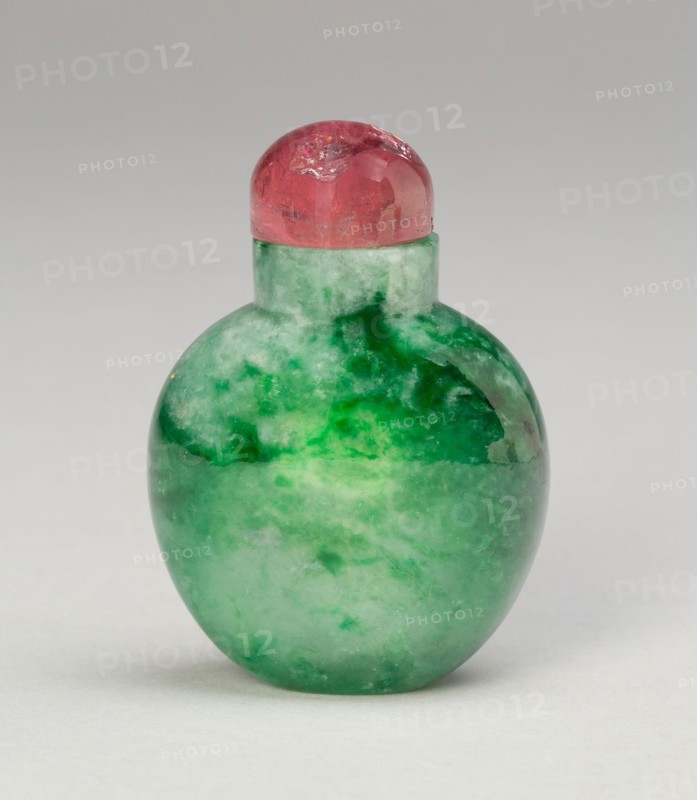 Spade-Shaped Snuff Bottle, Qing dynasty (1644–1911), 1800–1900, China, Emerald and apple green jadeite, 5.1 × 4.6 × 2.7 cm (2 × 1 13/16 × 1 1/16 in.)