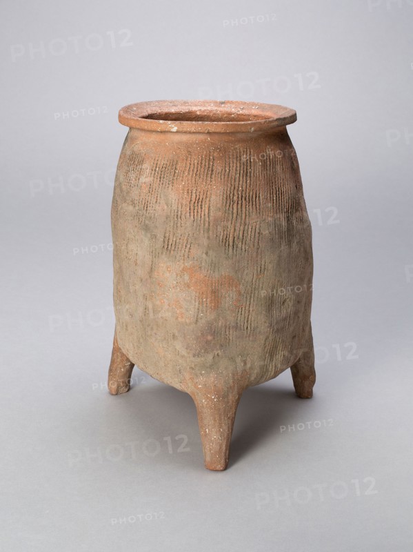Tripod Vessel, Eastern Zhou dynasty, Warring States period (480–221 B.C.), China, probably Hebei province, China, Brick-red earthenware, H. 25.3 cm (10 in.), diam. 17.3 cm (6 3/4 in.)
