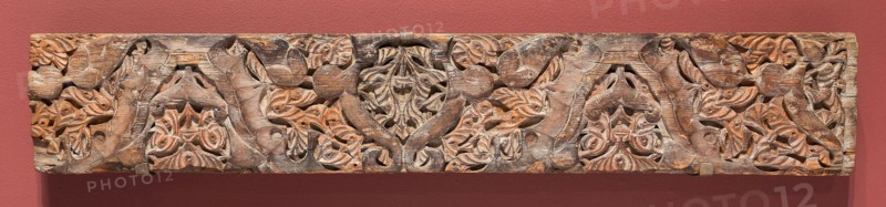 Fragment of an architectural molding, Marinid dynasty (1244–1465), 14th century, Morocco, Morocco, Wood with relief carving and traces of polychrome decoration, 20.3 x 119.9 x 6.3 cm (8 x 47 1/8 x 2 7/16 in.)